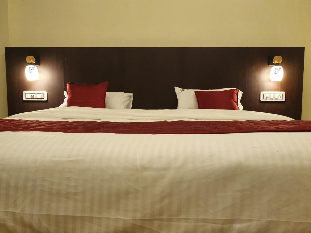Sri Lakshmi Palace A/C Hotel Suluru Kültér fotó